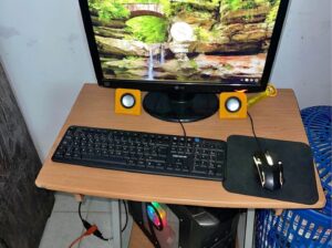 Se vende computadora con su mesa monitor marca LG