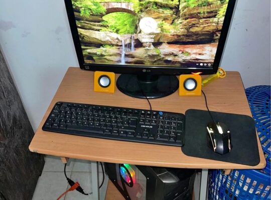 Se vende computadora con su mesa monitor marca LG